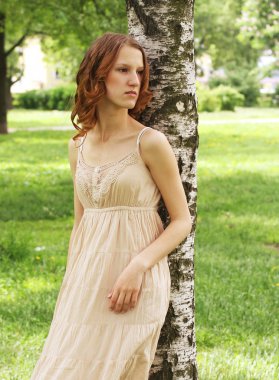 Yaz parkındaki kadın