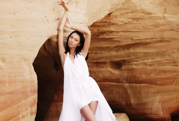 Mulher de vestido branco dançando no deserto — Fotografia de Stock