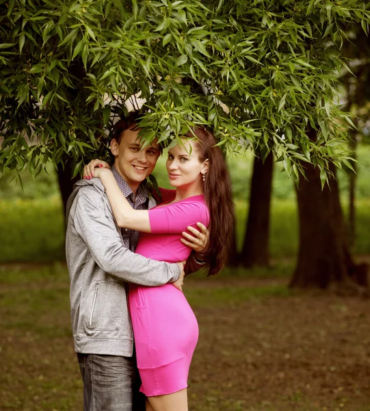 Pareja romántica joven en el parque . — Foto de Stock