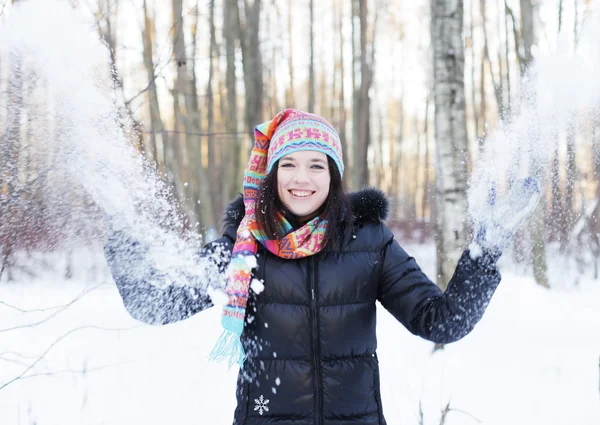 Mulher no parque de inverno, soprando neve brincando — Fotografia de Stock