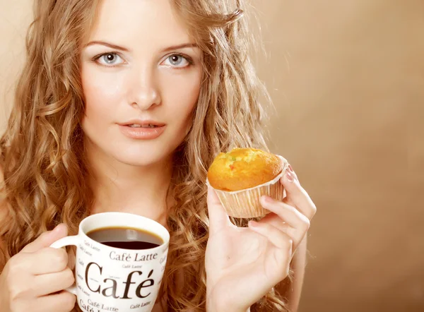 Mulher com café e bolo — Fotografia de Stock