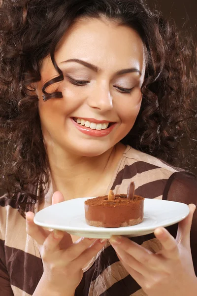 Młoda kobieta z ciastem — Zdjęcie stockowe