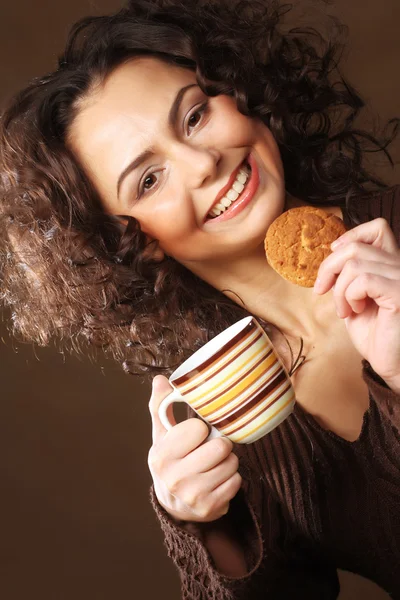 Femme avec café et biscuits — Photo