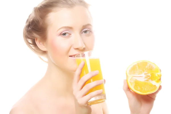 Kvinna anläggning orange juice — Stockfoto