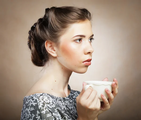 Красивая женщина пьет кофе — стоковое фото