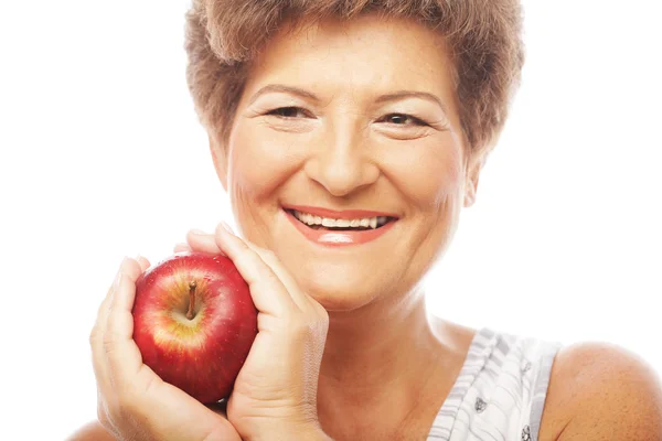 Reife lächelnde Frau mit Apfel — Stockfoto