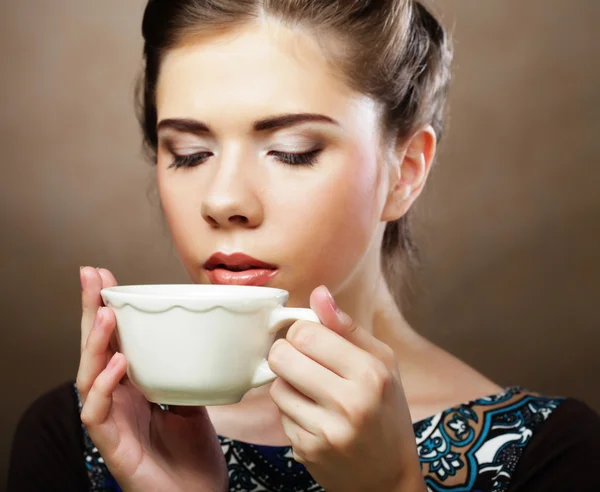 Wanita cantik minum kopi — Stok Foto