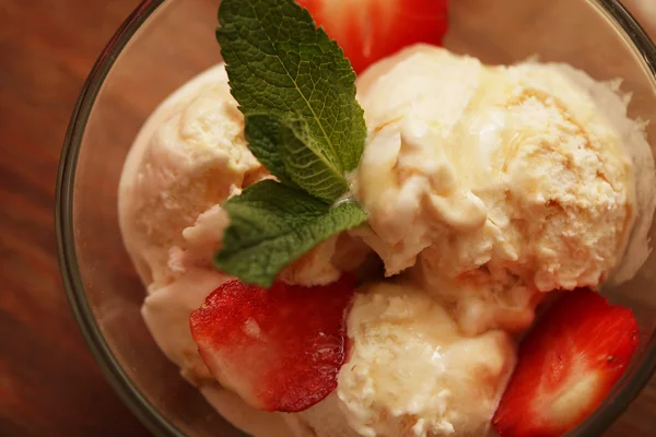 Delicious fresh strawberry ice cream — Stock Photo, Image