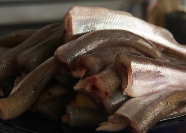 Жареная мелкая рыбка в кастрюле — стоковое фото