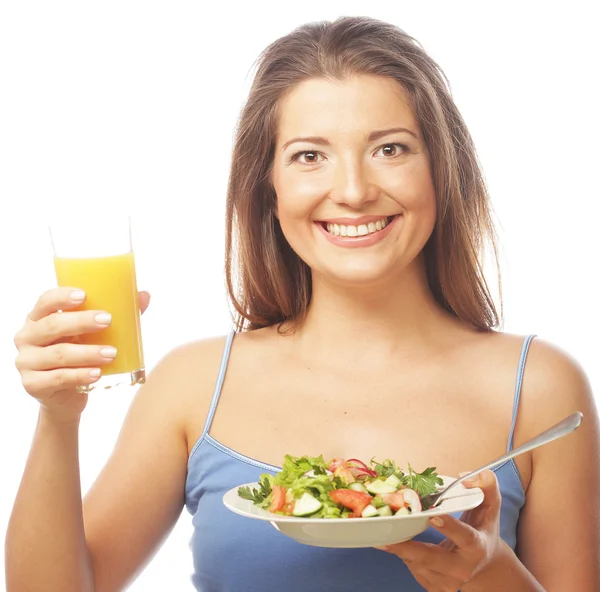 Jovem com salada e suco de laranja — Fotografia de Stock