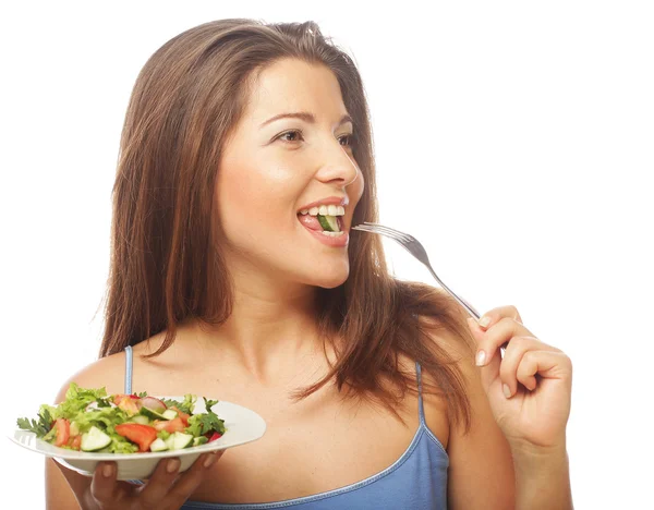 Młoda szczęśliwa kobieta jedzenie sałatka. — Zdjęcie stockowe