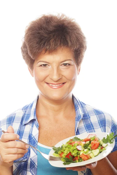 Madura sonriente mujer comiendo ensalada — Foto de Stock