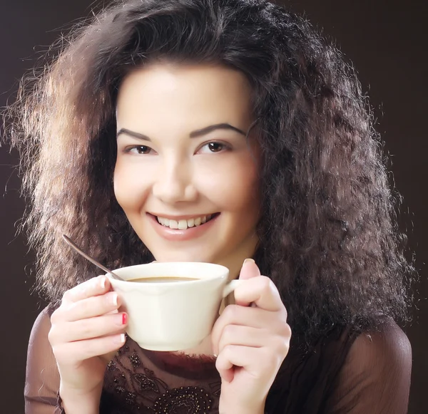 香り豊かなコーヒーを持つ女性 — ストック写真