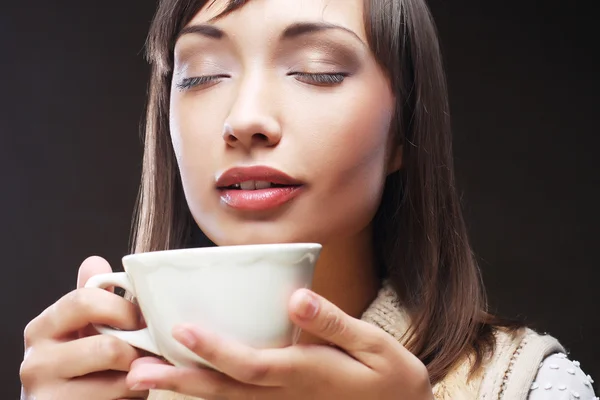 Vrouw die koffie drinkt — Stockfoto