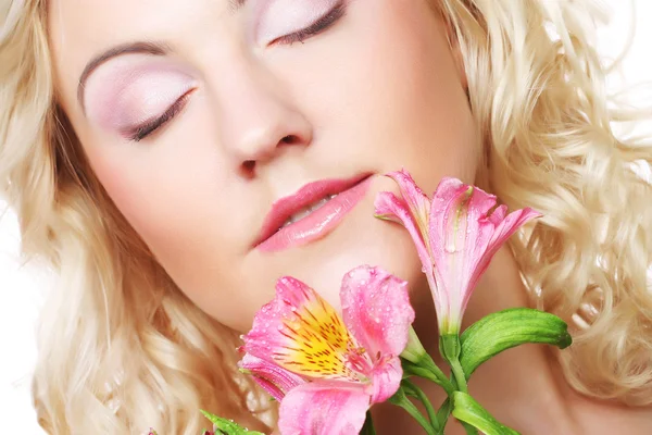 Hermosa mujer con flores rosadas — Foto de Stock