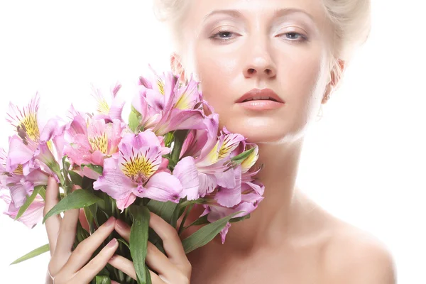 Vrouw met roze bloemen — Stockfoto