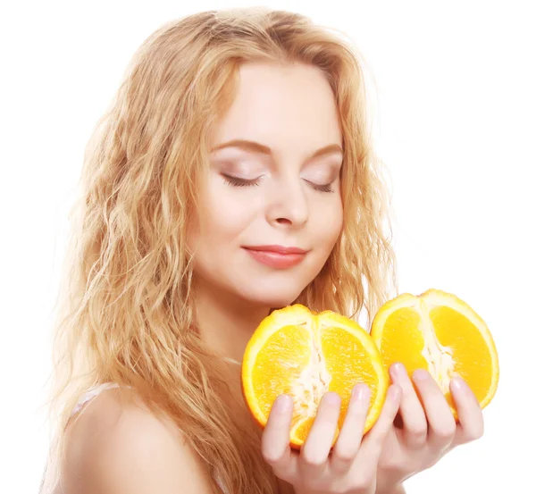 Mujer rubia con naranjas en las manos — Foto de Stock