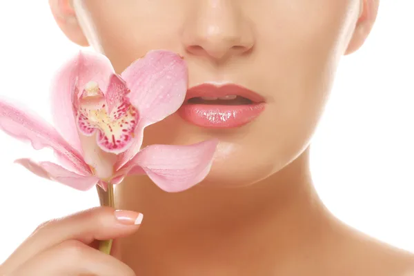 Kvinna med pink orchid — Stockfoto