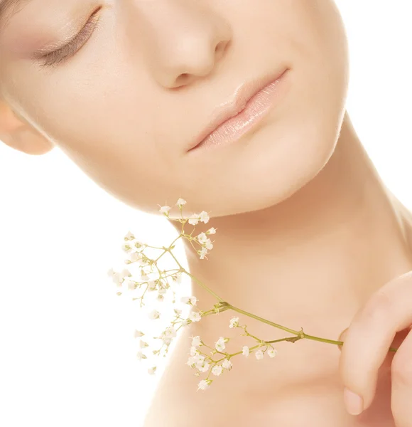 Mujer con flores aisladas en blanco — Foto de Stock