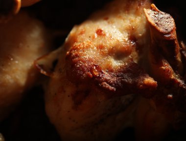 Kızarmış tavuk. Makro çekim.