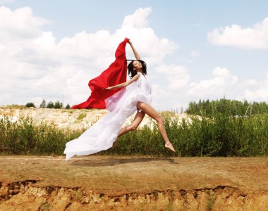 kadın zekası kırmızı kumaş açık poz