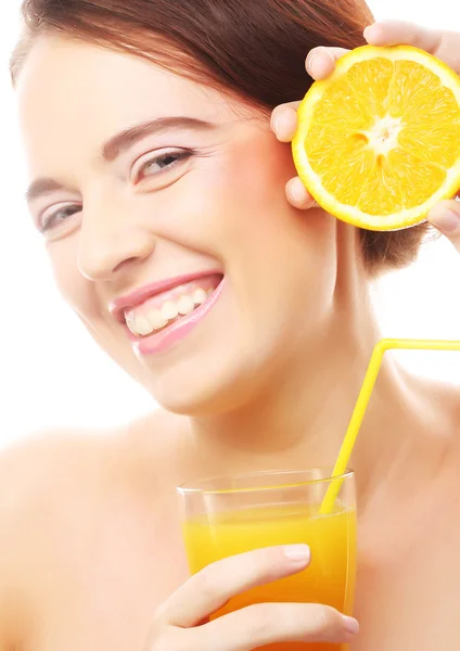 Kvinna anläggning orange juice — Stockfoto