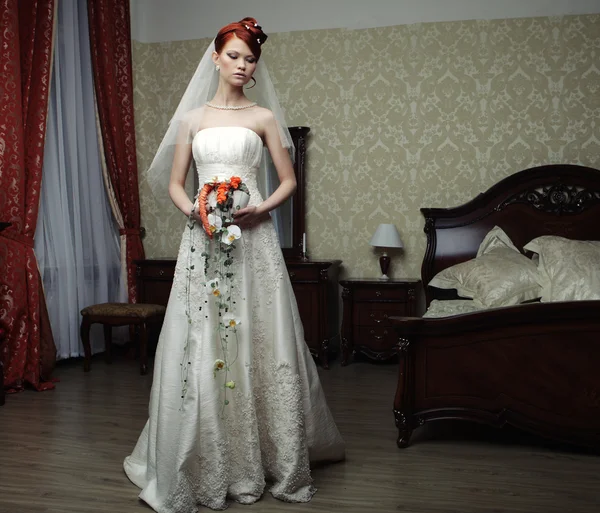 Gelukkige bruid poseren in hotelkamer — Stockfoto