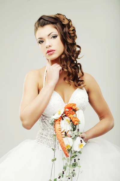 La mariée avec un bouquet de mariage — Photo