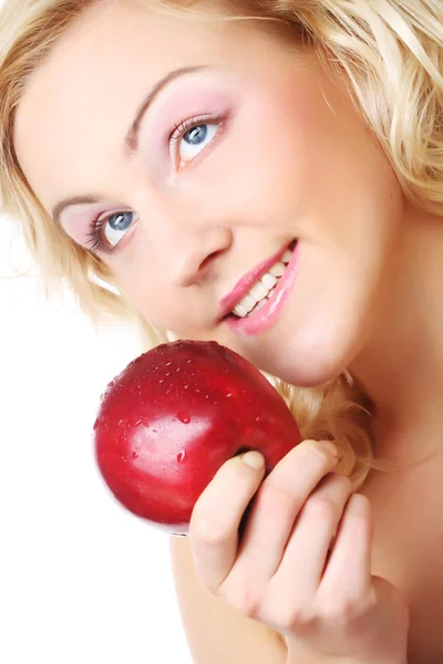 Frau mit einem Apfel vor weißem Hintergrund — Stockfoto