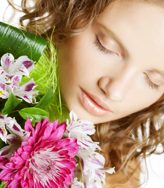 Belle jeune femme avec des fleurs bouquet — Photo