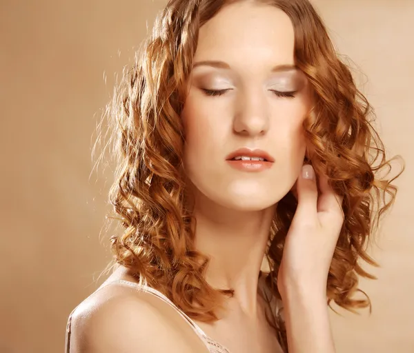 巻き毛の美しい若い女性のイメージ — ストック写真