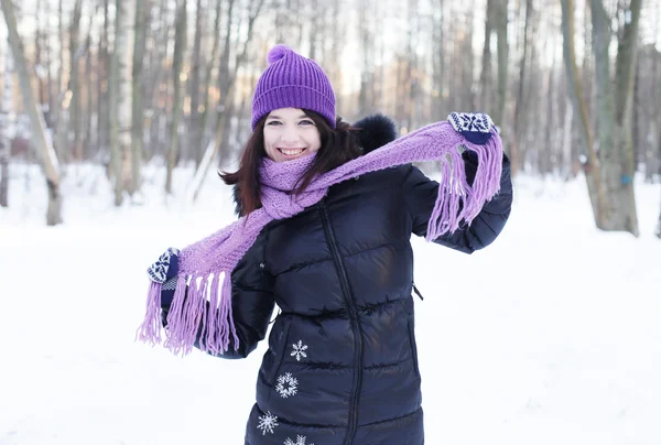 Mulher no parque de inverno — Fotografia de Stock