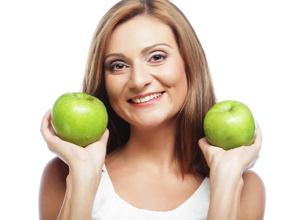 Mujer joven con manzana verde — Foto de Stock