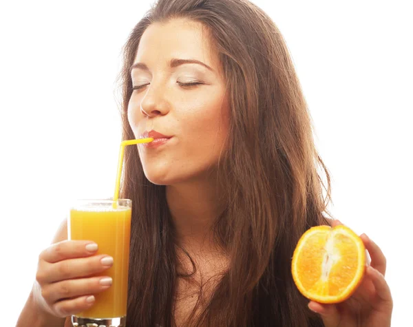 Mulher bebendo suco de laranja — Fotografia de Stock