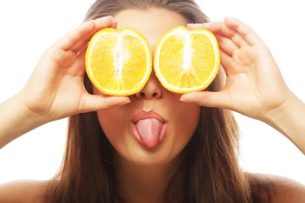 Fille drôle tenant des oranges sur les yeux — Photo