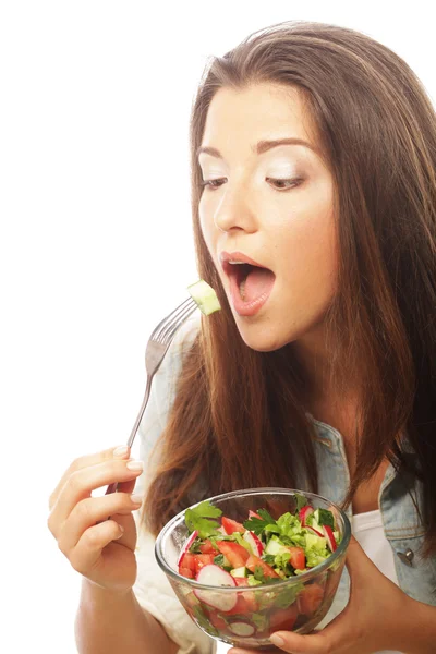 Jovem mulher feliz comendo salada . — Fotografia de Stock