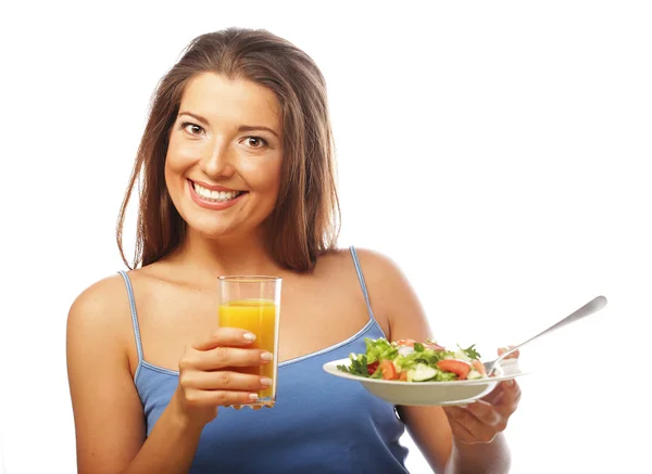 Mujer joven con ensalada y zumo de naranja — Foto de Stock