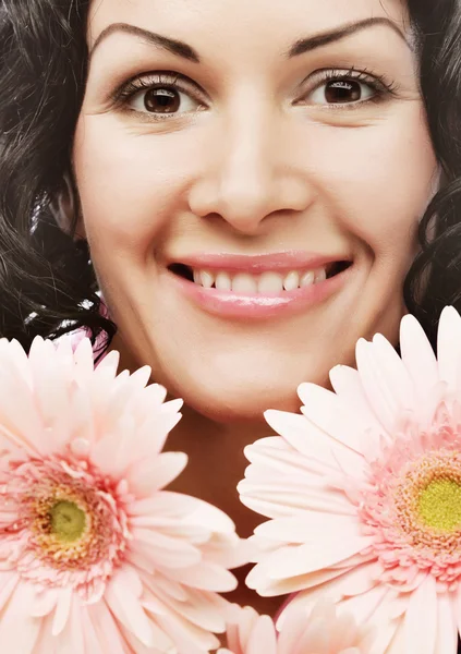 Jovem atraente cara de mulher com flores — Fotografia de Stock