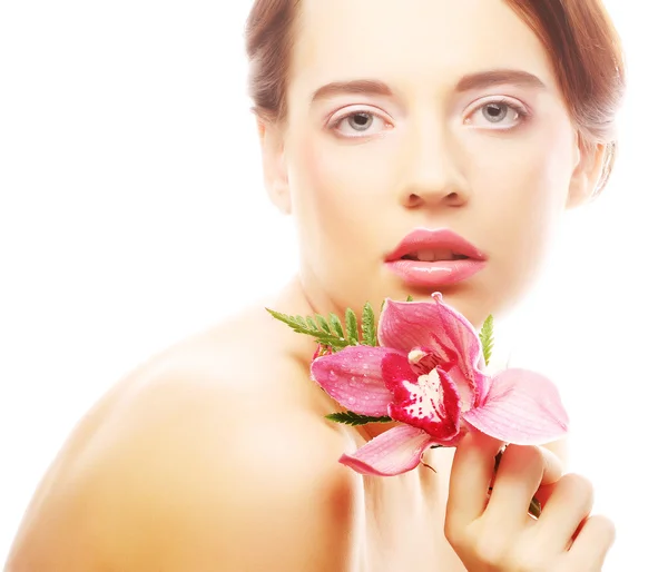 Ung vacker kvinna med rosa blomma — Stockfoto