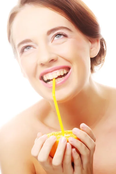 Mujer bebiendo jugo con paja — Foto de Stock