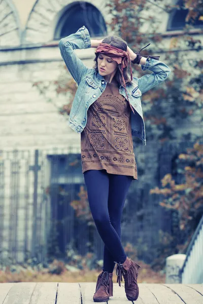 Fashion model posing in summer park — Stockfoto