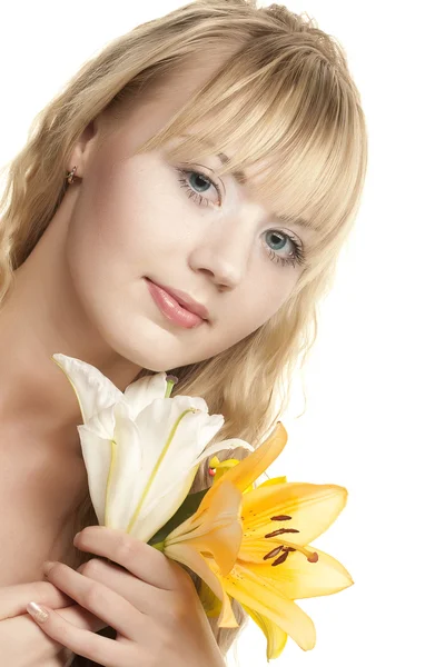 Bella ragazza bionda con giglio giallo — Foto Stock