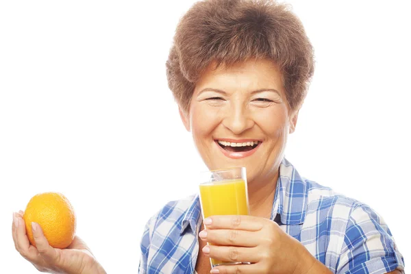 Mulher sorridente madura com suco de laranja — Fotografia de Stock