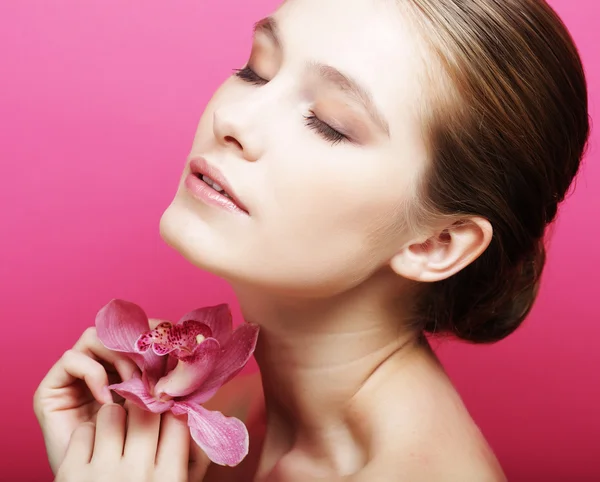 Mujer con flor de orquídea —  Fotos de Stock