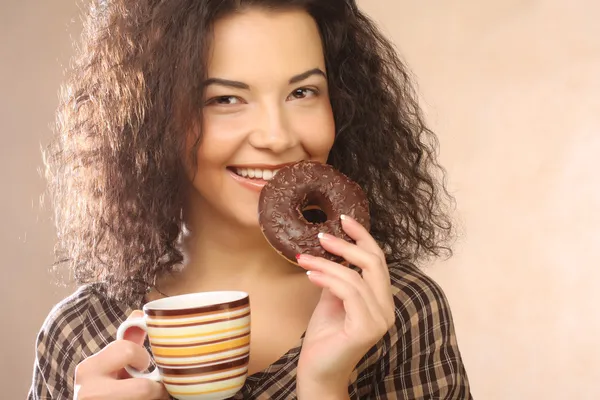 Kvinna med kaffe och kakor — Stockfoto
