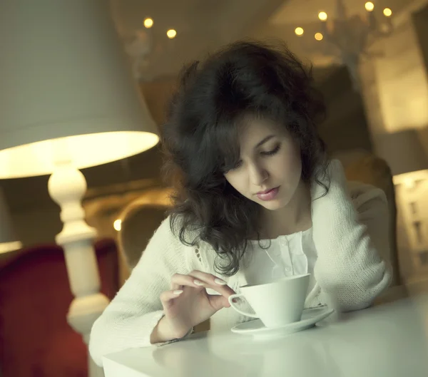 Young woman enjoying latte coffee in cafe — Stock Photo, Image