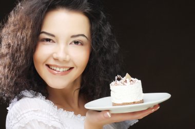 Elinde pasta olan genç bir kadın.