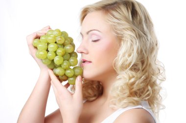 Genç sarışın bir kadın üzüm ile