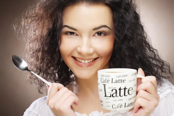 Femme buvant du café — Photo