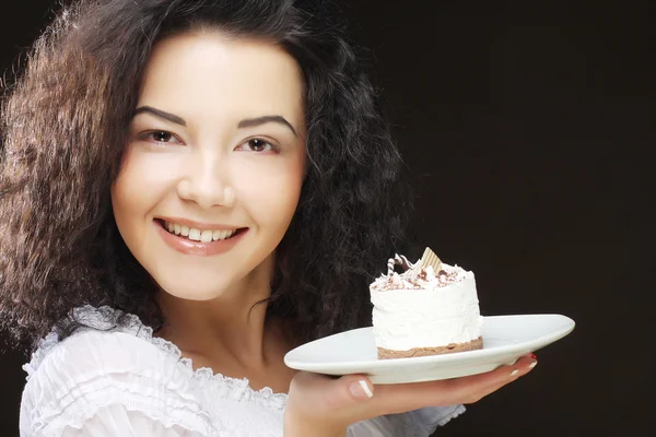 Elinde pasta olan genç bir kadın. — Stok fotoğraf